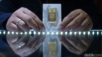 Kenaikan harga emas ini turut mencerminkan sentimen positif di pasar logam mulia. Pergerakan harga emas seringkali dipengaruhi oleh kondisi ekonomi global, termasuk inflasi, nilai tukar dolar, dan kebijakan suku bunga bank sentral. (Andhika Prasetia/detikcom)