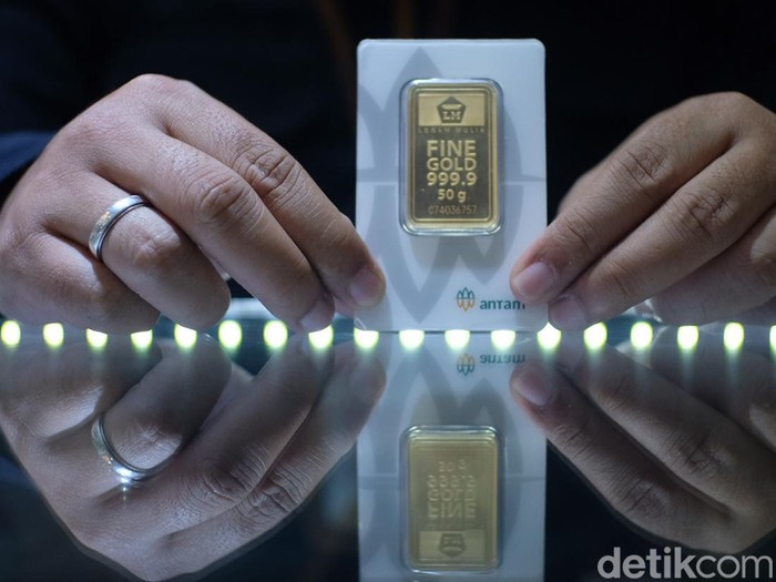 Harga emas hari ini keluaran Logam Mulia Antam 24 karat, naik tinggi jika dibandingkan dengan kemarin. Harga emas hari ini tembus ke level tertinggi di Rp 1.378.000 per gram.