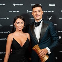 Leonita Xhaka merupakan istri dari kapten timnas Swiss, Granit Xhaka. Leonita Xhaka atau dikenal juga sebagai Leonita Lekaj berasal dari Albania. Foto: Instagram