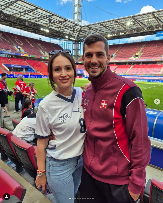 WAGs Swiss yang siap menebar pesonanya di bangku penonton Piala Eropa 2024 adalah Kiki Freuler. Wanita dengan nama asli Kristina ini merupakan istri dari gelandang Swiss, Remo Freuler.  Foto: Instagram