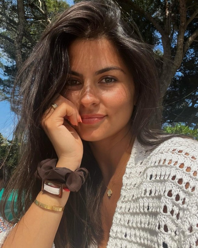 Alexandra Munger dan Fabian Schar menjalani hubungan jarak jauh sebab sang pesepakbola saat ini bermain untuk tim Newcastle United. Alexandra sendiri tinggal di Swiss karena tengah menyeleseaikan pendidikannya di bidang hukum. Foto: Instagram