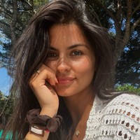 Alexandra Munger dan Fabian Schar menjalani hubungan jarak jauh sebab sang pesepakbola saat ini bermain untuk tim Newcastle United. Alexandra sendiri tinggal di Swiss karena tengah menyeleseaikan pendidikannya di bidang hukum. Foto: Instagram