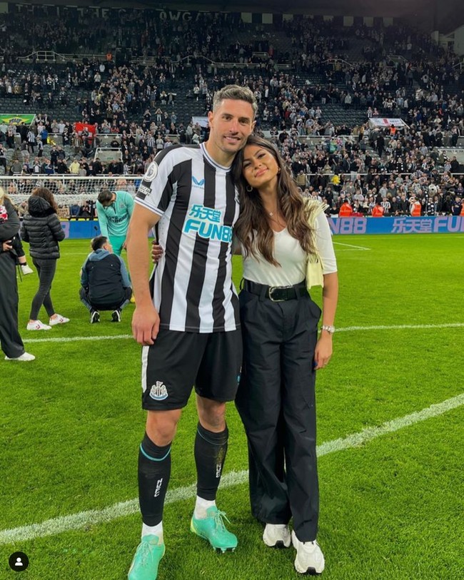 Alexandra Munger merupakan kekasih bek Swiss, Fabian Schar. Keduanya mulai berkencan sejak 2019.  Foto: Instagram