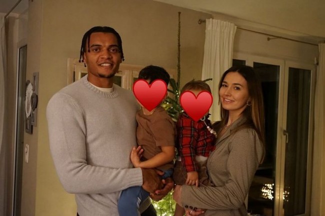 Melanie Akanji merupakan pasangan dari Manuel Akanji. Manuel yang berdarah Nigeria menikahi wanita asal Swiss itu pada 2019. Foto: Instagram