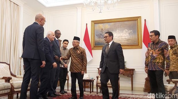 Wapres Ma'ruf Amin mengatakan Indonesia punya hubungan erat dengan Palestina. Ma'ruf juga menyebut Indonesia konsisten mendukung kemerdekaan bangsa Palestina. (Dwi Andayani/detikcom)