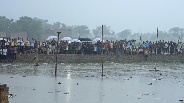 Peristiwa acara keagamaan yang menewaskan 116 orang di distrik Hathras, Uttar Pradesh, India, menyisakan duka. warga ramai-ramai mendatangi TKP tersebut.