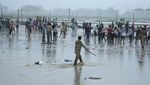 Warga Ramai-ramai Datangi TKP Acara Keagamaan India
