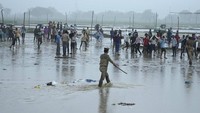 Warga menyaksikan petugas saat mengunjungi lokasi acara keagamaan yang menewaskan lebih dari 100 orang pada hari Selasa di distrik Hathras, Uttar Pradesh, India, Rabu (3/7/2024).