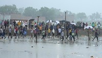 Menurut dari detikNews, Rabu (3/7/2024), AFP memberitakan, orang-orang berkumpul mendengarkan khotbah yang disampaikan tokoh populer di dekat kota Hathras di India utara. Kemudian, badai debu menerjang saat mereka hendak bubar.