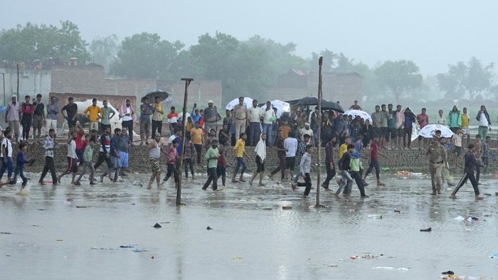 Peristiwa acara keagamaan yang menewaskan 116 orang di distrik Hathras, Uttar Pradesh, India, menyisakan duka. warga ramai-ramai mendatangi TKP tersebut.