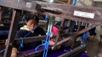 Penggunaan kain endek dalam aktivitas masyarakat telah diperkuat dengan adanya sejumlah kebijakan yang ditetapkan pemerintah. Gubernur Bali saat itu, Wayan Koster mengeluarkan Surat Edaran Nomor 4 Tahun 2021 tentang Penggunaan Kain Tenun Endek Bali/Kain Tenun Tradisional Bali sebagai bentuk keberpihakan kepada produk warisan budaya lokal dari IKM dan UMKM masyarakat Bali.  