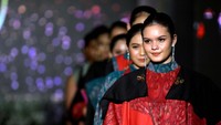 Pesona kain endek Bali semakin mendunia ketika rumah mode Christian Dior memilih kain tenun endek Bali sebagai wastra pertama dari Indonesia yang digunakan sebagai bahan baku koleksi busana musim semi dan musim panas tahun 2021 yang diperagakan dalam ajang Paris Fashion Week pada akhir bulan September 2020.