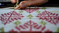 Di Bali saat ini, busana berbahan kain endek sudah umum dikenakan oleh masyarakat termasuk generasi muda dalam aktivitasnya sehari-hari. Kain tradisional tersebut terbukti mampu membuat pemakainya tetap tampil kekinian bila dipadukan dengan fesyen bergaya modern.