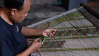 Semakin meningkatnya minat masyarakat mengenakan busana dari kain tenun endek membuat permintaan terhadap kain itu juga naik. Selain itu, kain tradisional tersebut juga terus diekspor ke berbagai negara serta banyak yang dibeli langsung oleh wisatawan mancanegara saat mereka berwisata ke Pulau Dewata.