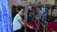 Berbagai kebijakan pemerintah dan upaya pelestarian, perlindungan serta promosi wastra tersebut seperti saat penyelenggaraan KTT G20 di Bali saat ini telah terlihat dan membuahkan hasil. Para pelaku UMKM yang memproduksi kain tenun itu terus berkembang dan bergeliat meskipun pada waktu bersamaan juga menghadapi suatu tantangan baru yakni regenerasi para penenun kain endek.