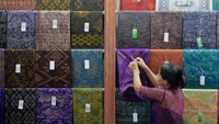 Kain endek tidak hanya memiliki nilai estetika tinggi, tetapi juga memegang peran penting dalam kehidupan masyarakat Bali. Tidak hanya digunakan untuk melakukan upacara adat, saat ini busana berbahan kain endek juga telah umum digunakan masyarakat untuk beraktivitas sehari-hari.  
