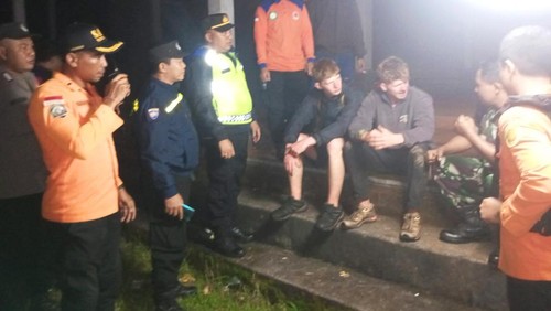 Dua WN Inggris yang tersesat di Gunung Agung, Karangasem, Bali, Kamis (4/7/2024). (dok. Basarnas Karangasem)