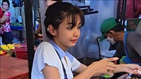 Seorang penjaja fried chicken di jalanan Samut Prakan, Thailand jadi sorotoan karena kecantikannya. Saat potretnya jadi viral, banyak orang menyamakan pesonanya dengan Lisa BLACKPINK. (Foto: TikTok KiNG Street Food)