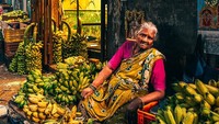 Foto karya Hein Van Tonder ini mengabadikan momen wanita penjual pisang di pasar Pondicherry di India. Foto: Pink Lady® Food Photographer Of The Year