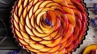Barbora Baretic kembali memenangkan foto makanan terbaik dengan Summer Nectarine dan Lavender tartnya. Foto: Pink Lady® Food Photographer Of The Year