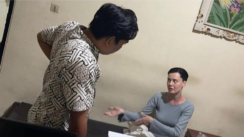 AK saat dimintai keterangan oleh petugas di Polsek Ubud, Jumat (5/7/2024). (Dok. Satpol PP Gianyar)