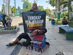 Teatrikal Jurnalis Pamekasan Warnai Aksi Solidaritas untuk Sempurna Pasaribu