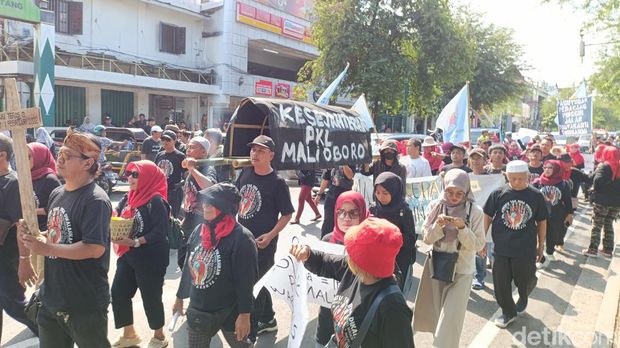 Aksi unjuk rasa pedagang Teras Malioboro 2 di halaman Kantor DPRD DIY, Kota Jogja, Jumat (5/7/2024).