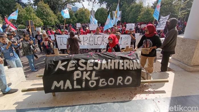 Aksi unjuk rasa pedagang Teras Malioboro 2 di halaman Kantor DPRD DIY, Kota Jogja, Jumat (5/7/2024).