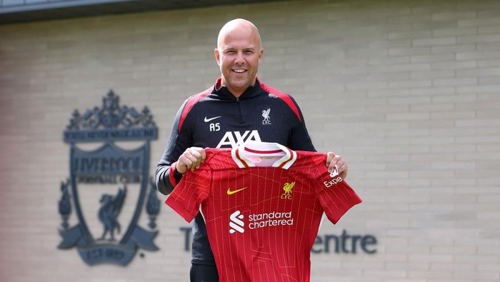 Soccer Football - Liverpool photo opportunity with new manager Arne Slot - AXA Training Centre, Liverpool, Britain - July 5, 2024 New Liverpool manager Arne Slot poses with the club shirt outside the training centre Action Images via Reuters/Craig Brough