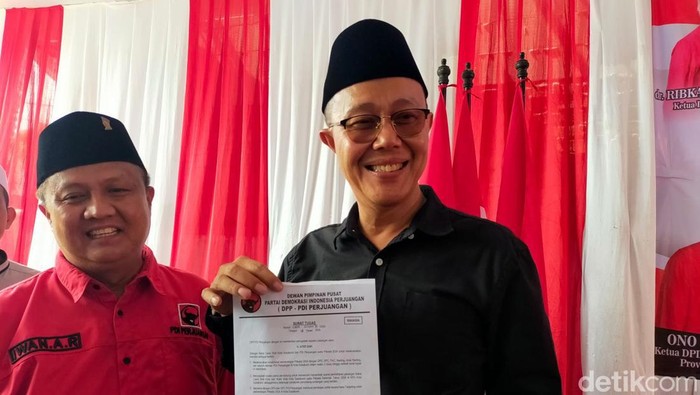 Ayep Zaki memperlihatkan surat keputusan penunjukan dirinya jadi cawalkot Sukabumi dari PDIP.