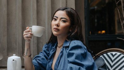 Gaya Glamor Ayu Aulia Sarapan di Hotel hingga Ngopi di Kafe