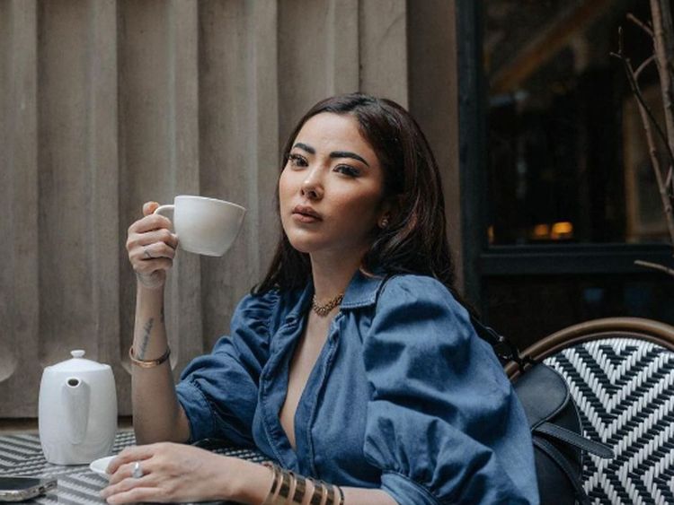 Gaya Glamor Ayu Aulia Sarapan di Hotel hingga Ngopi di Kafe