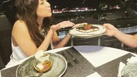 Saat masih berhubungan dengan mantan kekasihnya, ia kerap mencoba tempat makan yang unik-unik. Seperti restoran yang menawarkan sensasi makan di atas ketinggian. Foto: Instagram/ayuaulia