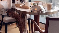 Sehari-harinya Ayu Aulia kerap berpakaian glamour. Bahkan termasuk ketika ia sarapan di hotel dengan santai. Foto: Instagram/ayuaulia