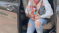 Sesekali Ayu Aulia juga memuaskan dirinya dengan makanan ringan. Keripik di pegangnya erat sebagai camilan saat istirahat sejenak dari pekerjaannya. Foto: Instagram/ayuaulia