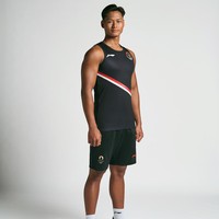 Padanan jersey serba hitam dengan aksen merah-putih ikut masuk dalam line-up. Garis rancaganan putra Prabowo Subianto yang elegan sebagai seorang couturier yang berbasis di Paris tercermin dalam koleksi ini. (Foto: Dok. KOI)