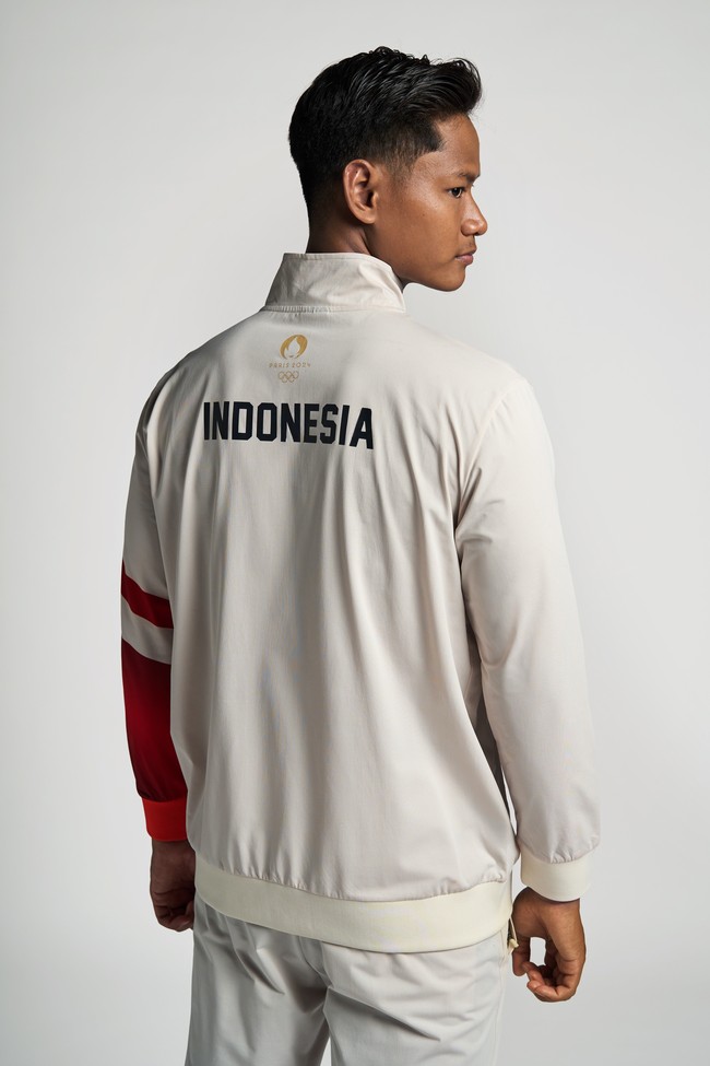 Didit juga merancang sebuah jaket bergaya sporty seperti yang dipakai atlet renang RI Joe Aditya. (Foto: Dok. KOI)