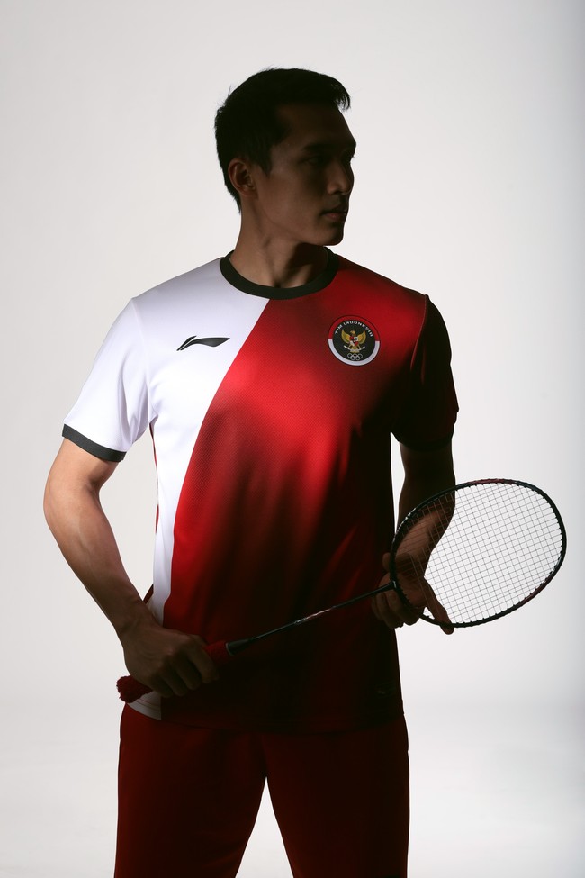 Tampil pula atlet bulutangkis Jonatan Christie. Ia memeragakan salah satu jersey merah-putih bergaya colorblocking asimetris. Logo resmi tim Indonesia menghiasi bagian dada, bersandingan dengan logo Li-ning, produsen pakaian olahraga asal China yang menyediakan material untuk koleksi jersey ini.   (Foto: Dok. KOI)