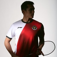 Tampil pula atlet bulutangkis Jonatan Christie. Ia memeragakan salah satu jersey merah-putih bergaya colorblocking asimetris. Logo resmi tim Indonesia menghiasi bagian dada, bersandingan dengan logo Li-ning, produsen pakaian olahraga asal China yang menyediakan material untuk koleksi jersey ini.   (Foto: Dok. KOI)
