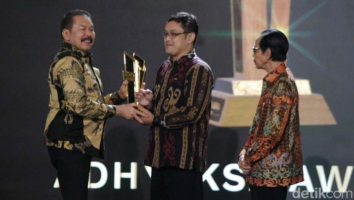 Penerima Adhyaksa Awards 2024 kategori Jaksa Teladan dalam Integritas telah diumumkan. Bambang Setiawan yang menjabat sebagai Koordinator pada Kejaksaan Tinggi D.I Yogyakarta, menjadi penerima penghargaan ini.