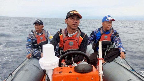 Basarnas Karangasem saat melakukan pencarian nelayan yang dinyatakan hilang di perairan Bunutan, Kecamatan Abang. (dok. Basarnas Karangasem)