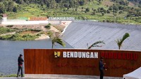 Setelah dibangun selama 7 tahun lamanya, akhirnya bendungan yang cukup besar ini diresmikan oleh Jokowi.