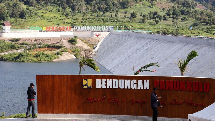 Warga melihat Bendungan Pamukkulu yang telah diresmikan oleh Presiden Joko Widodo di Kabupaten Takalar, Sulawesi Selatan, Jumat (5/7/2024). Bendungan seluas 460 hektare yang merupakan Proyek Strategis Nasional (PSN) dengan nilai investasi Rp1,83 triliun tersebut dapat mengairi area pertanian seluas 6.430 hektare dan menjadi sumber air baku berkapasitas 160 liter per detik dengan potensi pembangkit listrik tenaga air sebesar 4,3 megawatt. ANTARA FOTO/Arnas Padda/tom.