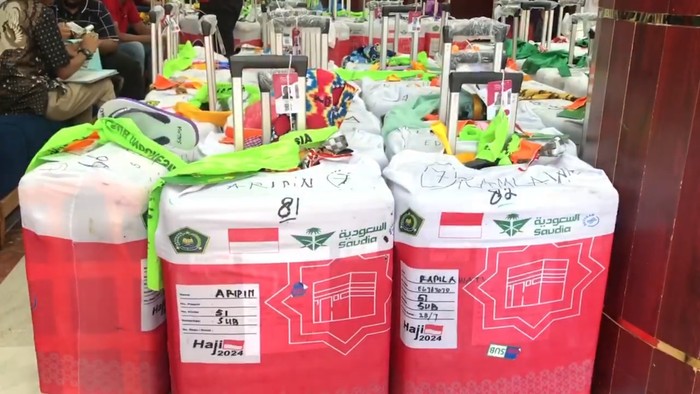 Berbagai cara dilakukan jemaah haji untuk menandai koper.