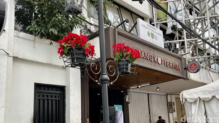 Bunga merah hiasi Jalan Merdeka Bandung.