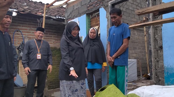 Bupati Banyuwangi Ipuk Fiestiandani saat meresmikan program bedah rumah