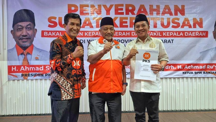 Bupati Karawang Aep Syaepuloh saat menerima surat keputusan bakal calon bupati dari Presiden PKS.