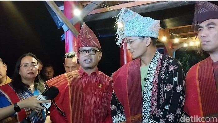 Bupati Toba Poltak Sitorus (kemeja merah). (Kartika Sari/detikSumut)