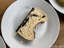 Gurih Lembut! Cheesecake Black Truffle yang Viral di Blok M