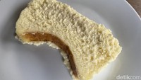 Untuk varian original memiliki tekstur yang lembut dan creamy. Bagian tengah yang lebih basah dan mudah hancur. Rasa kejunya kurang kuat untuk disebut cheesecake. Foto: detikcom/Riska Fitria